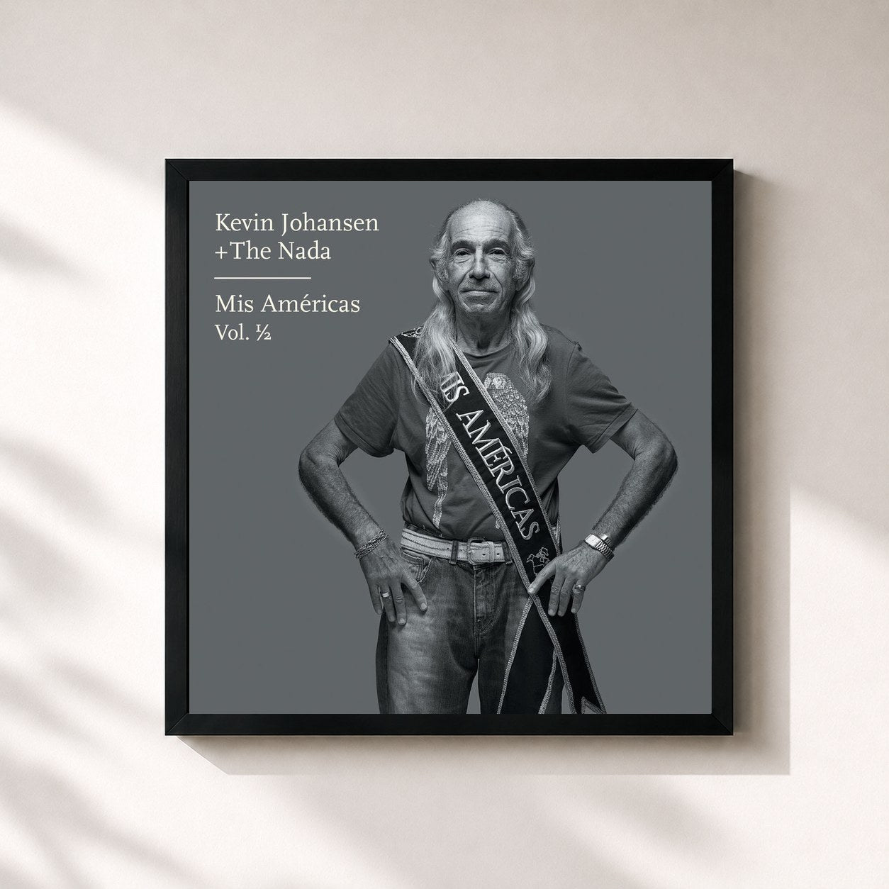 #noir Tableau carré de l'album Kevin Johansen + The Nada: Mis Américas, Vol. 1/2 de Kevin Johansen, cadre noir 32x32 cm