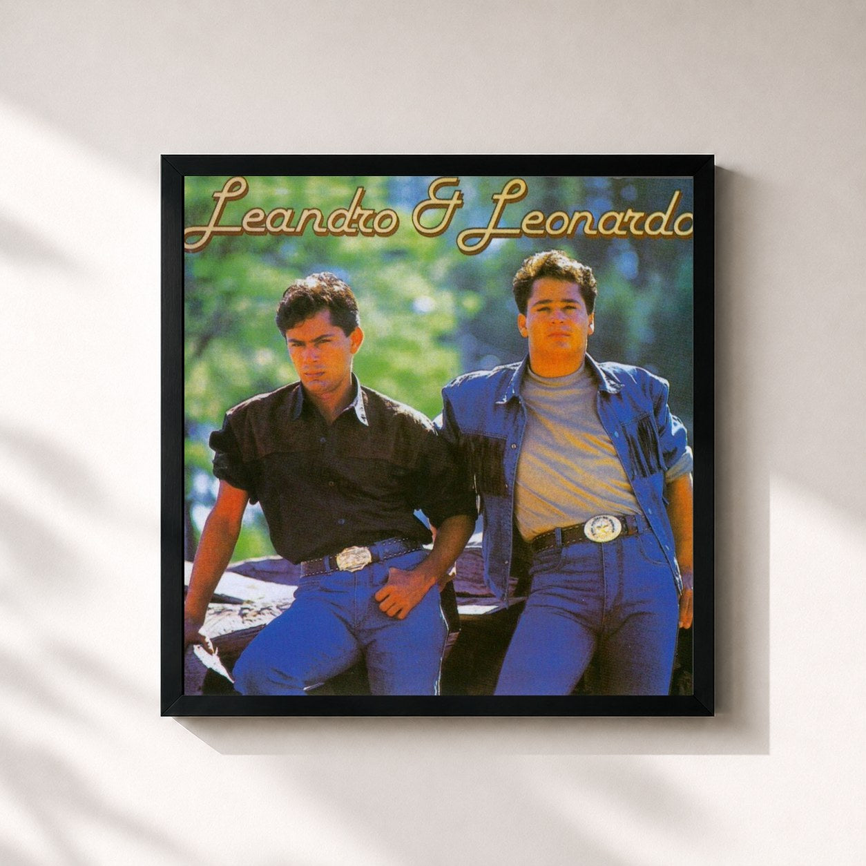 #noir Tableau carré de l'album Volume 4 de Leandro & Leonardo , cadre noir 32x32 cm