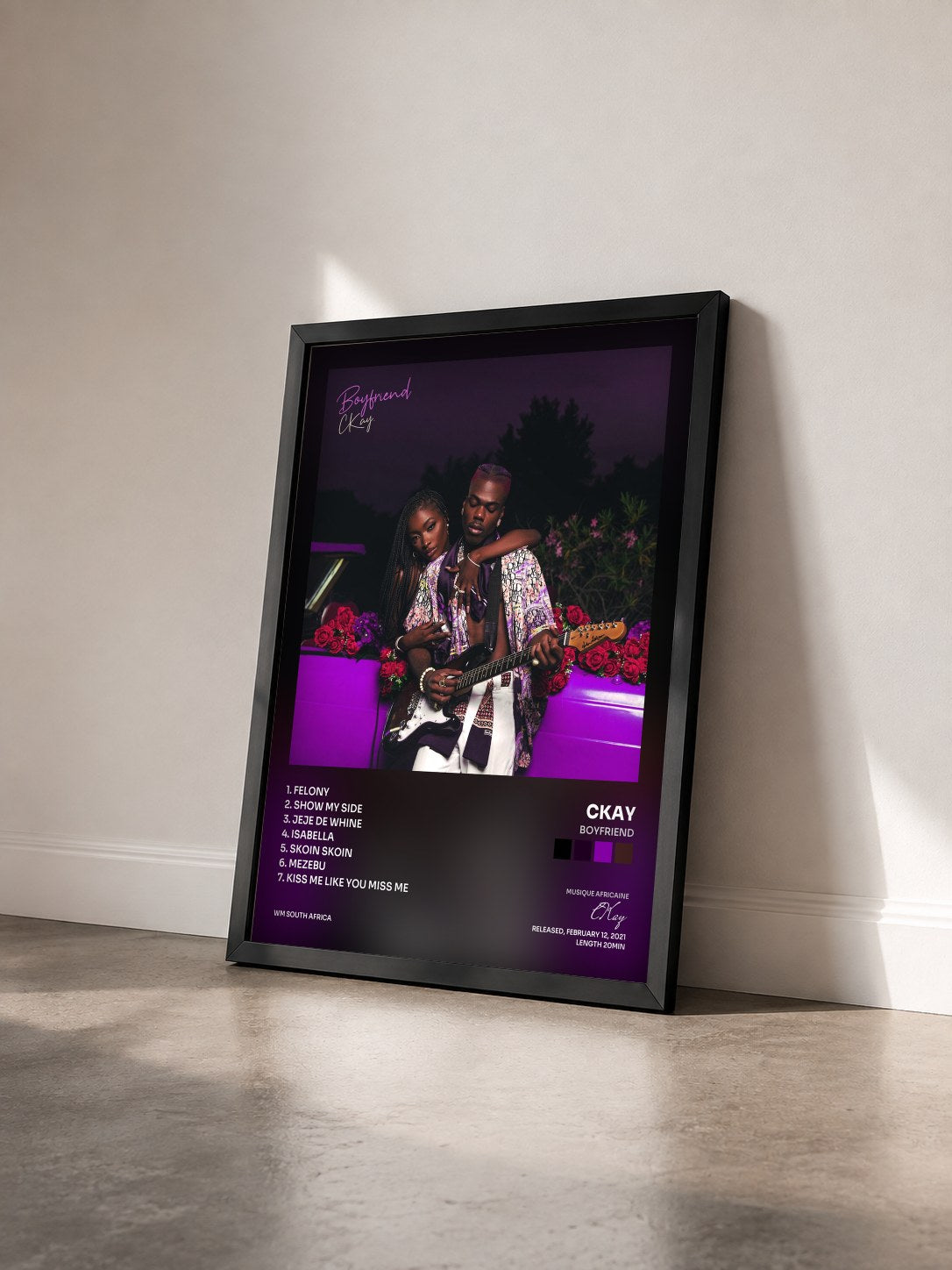 #noir Tableau de l'album Boyfriend de CKay vu de trois quarts, cadre noir