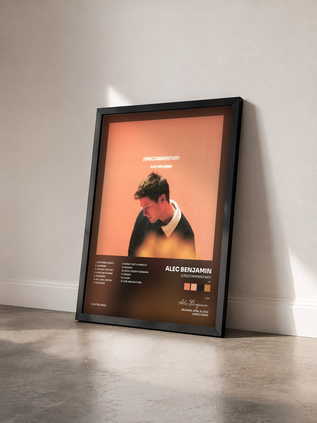 #noir Tableau de l'album (Un)Commentary de Alec Benjamin vu de trois quarts, cadre noir