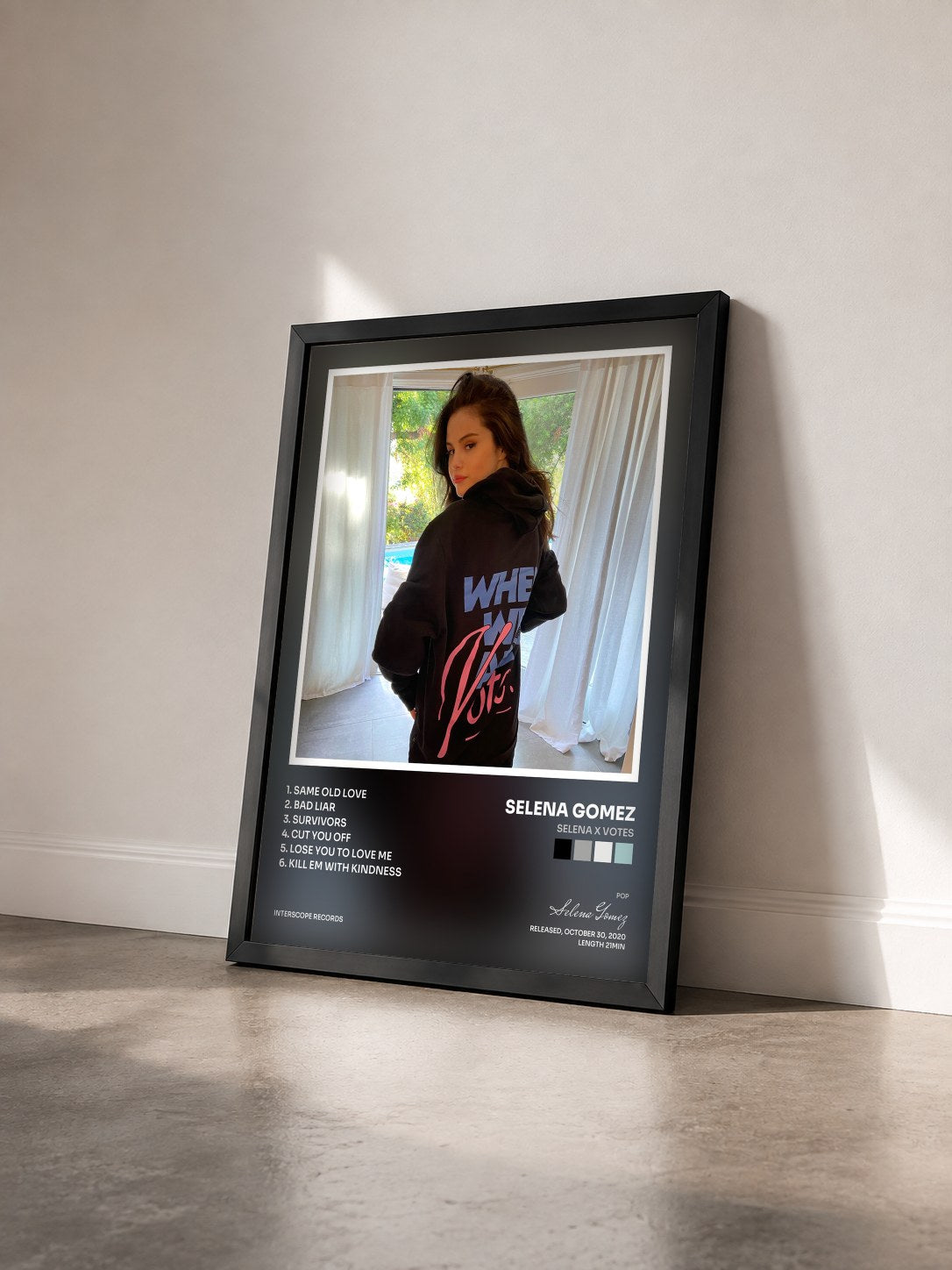 #noir Selena x Votes von Selena Gomez als gerahmter Kunstdruck von schräg gesehen, schwarzer Rahmen