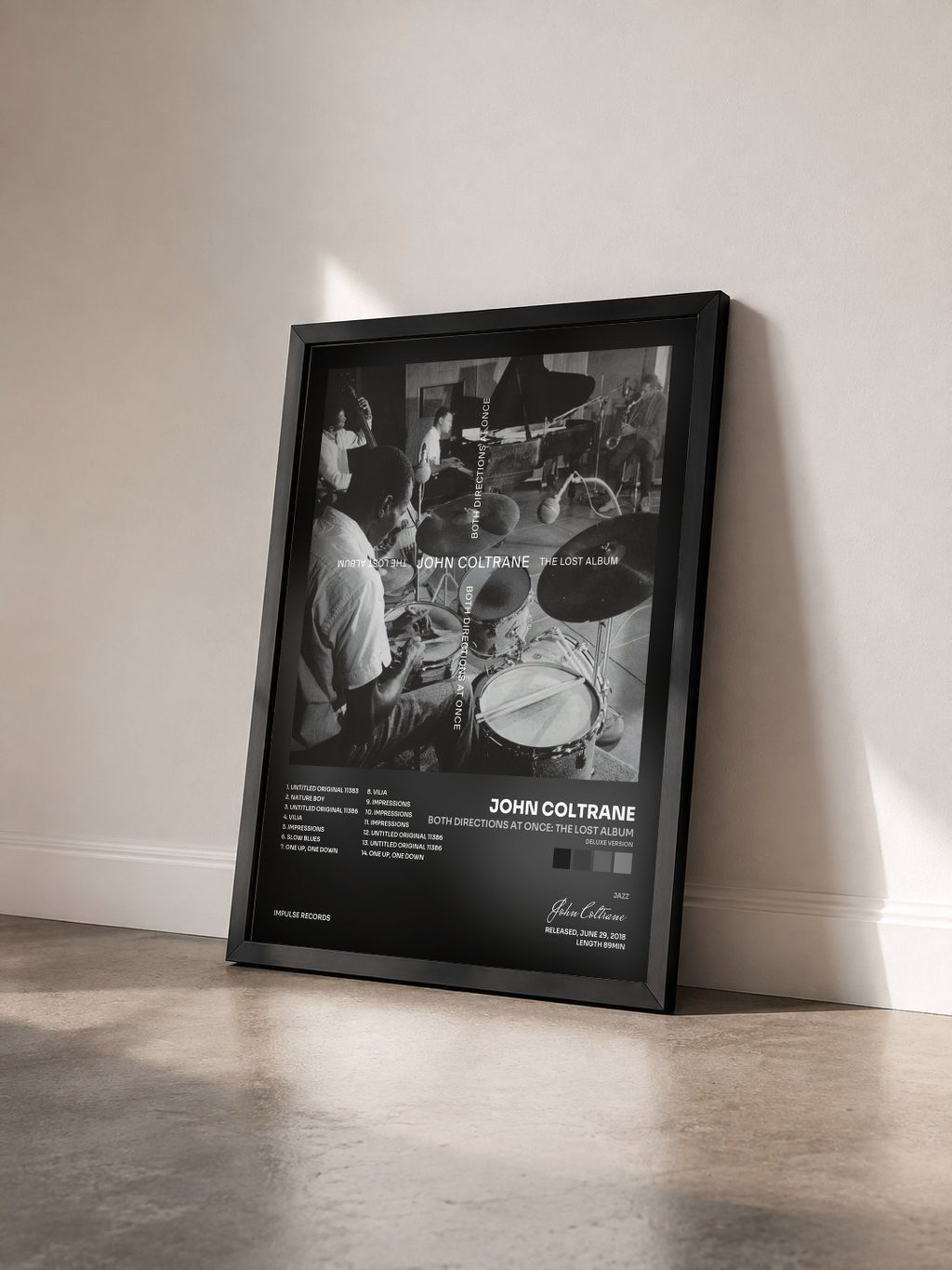 #noir Tableau de l'album Both Directions At Once: The Lost Album (Deluxe Version) de John Coltrane vu de trois quarts, cadre noir