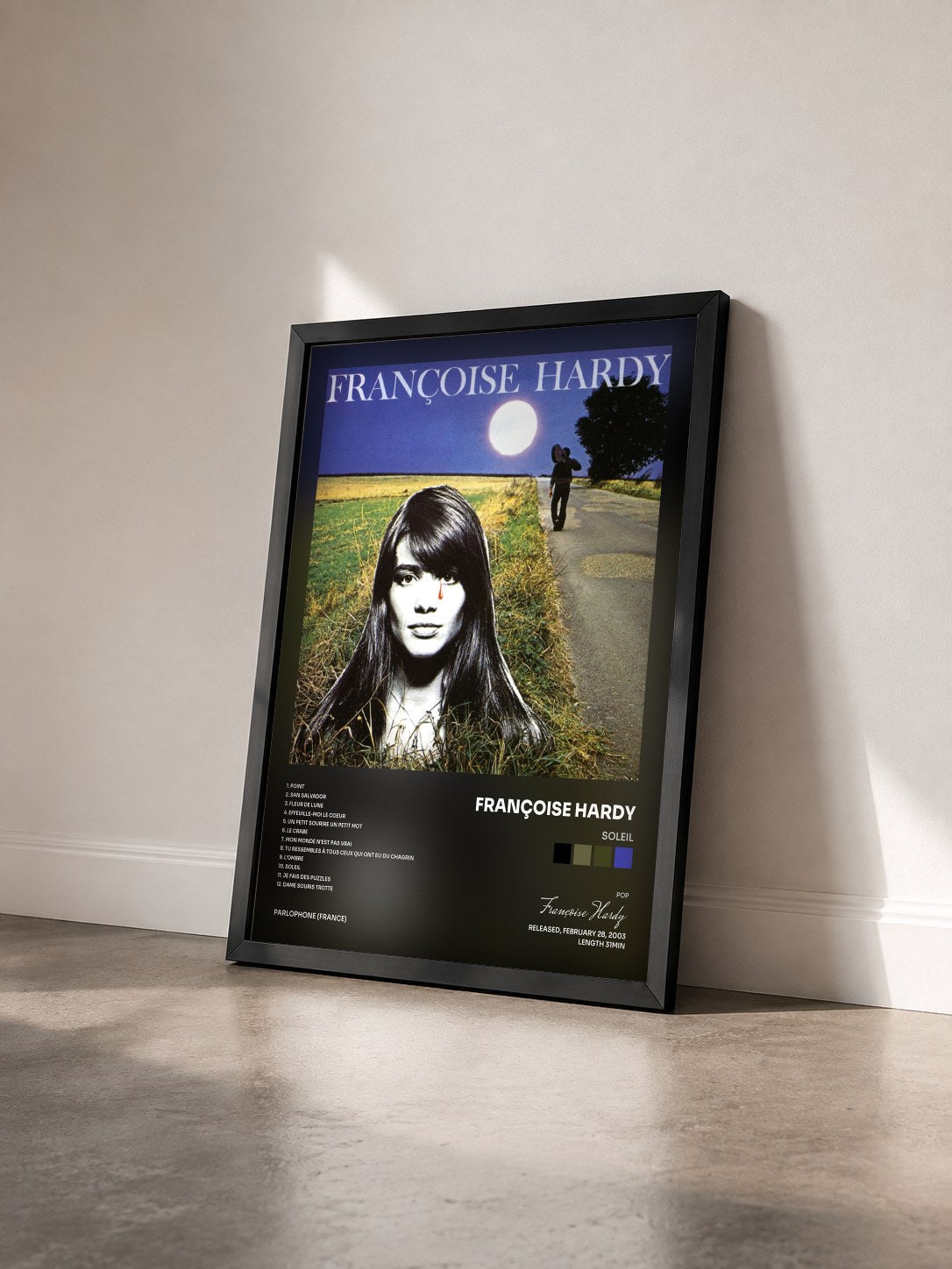 #noir Soleil von Françoise Hardy als gerahmter Kunstdruck von schräg gesehen, schwarzer Rahmen