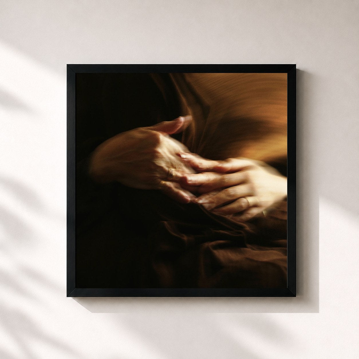 #noir Tableau carré de l'album Family de Meryem Aboulouafa, cadre noir 32x32 cm