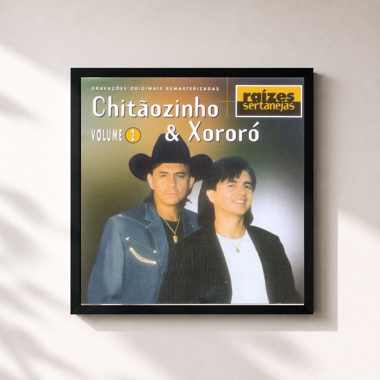#noir Tableau carré de l'album Raízes Sertanejas Volume 1 de Chitãozinho & Xororó, cadre noir 32x32 cm