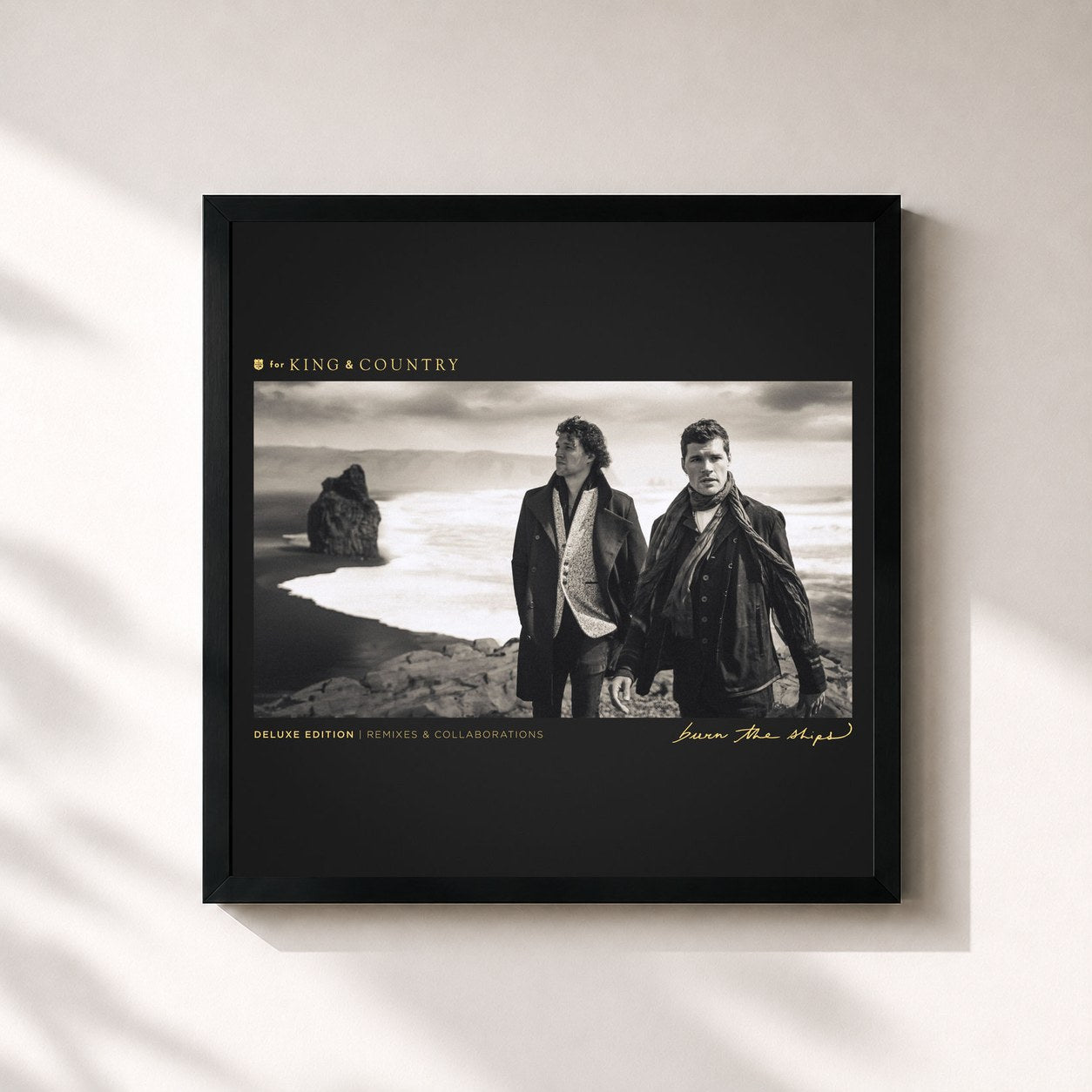 #noir Tableau carré de l'album Burn The Ships (Deluxe Edition: Remixes & Collaborations) de for King & Country, cadre noir 32x32 cm