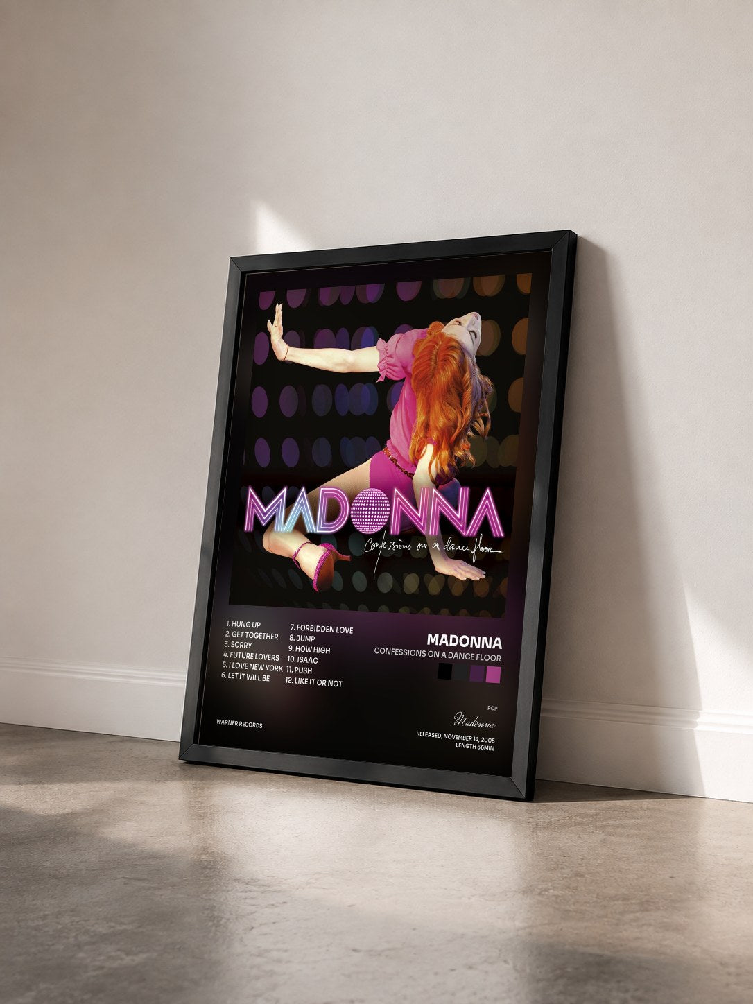#noir Tableau de l'album Confessions on a Dance Floor de Madonna vu de trois quarts, cadre noir