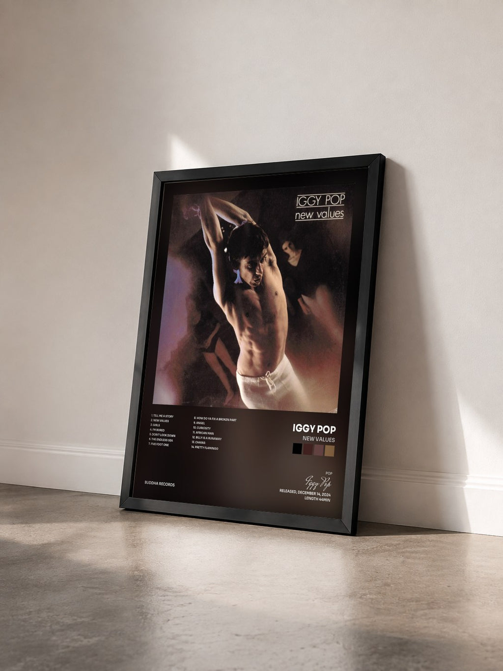 #noir New Values von Iggy Pop als gerahmter Kunstdruck von schräg gesehen, schwarzer Rahmen