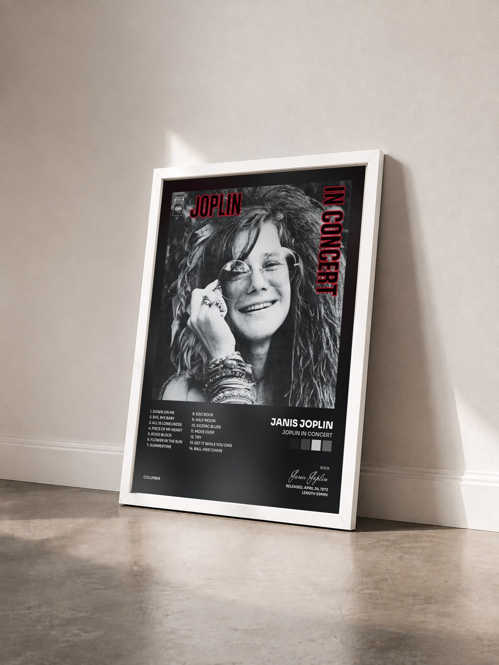 #blanc Joplin In Concert di Janis Joplin in stampa incorniciata vista di tre quarti, cornice bianca