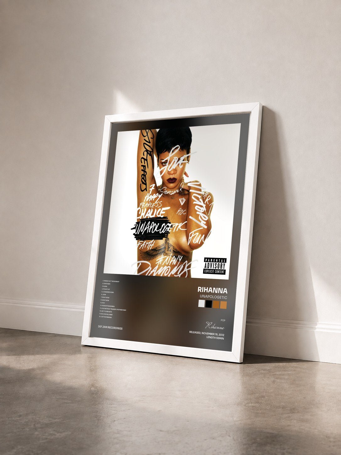 #blanc Unapologetic di Rihanna in stampa incorniciata vista di tre quarti, cornice bianca