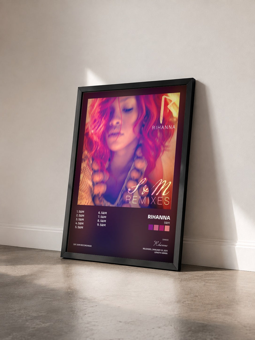 #noir Tableau de l'album S&M de Rihanna vu de trois quarts, cadre noir