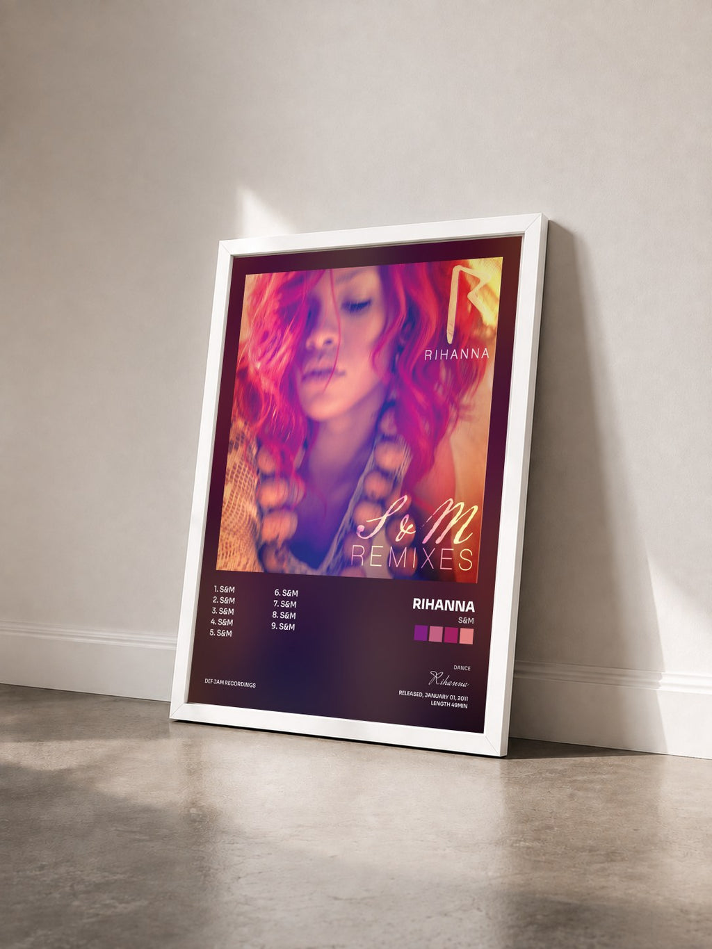 #blanc Tableau de l'album S&M de Rihanna vu de trois quarts, cadre blanc
