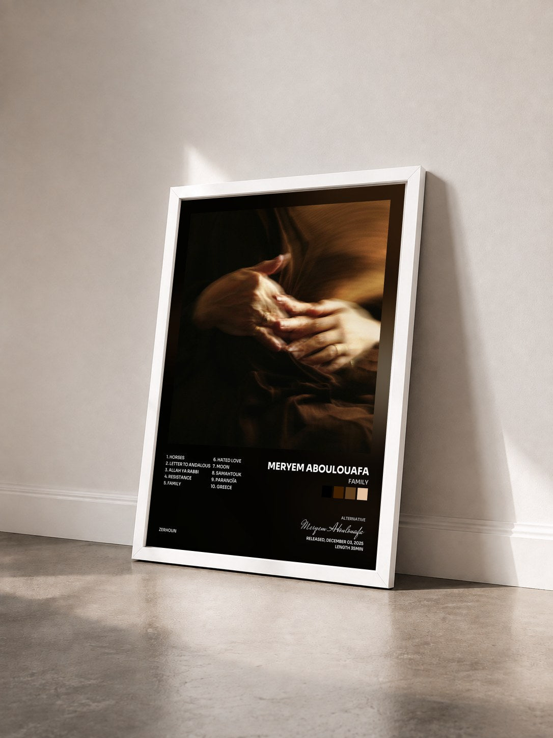 #blanc Tableau de l'album Family de Meryem Aboulouafa vu de trois quarts, cadre blanc