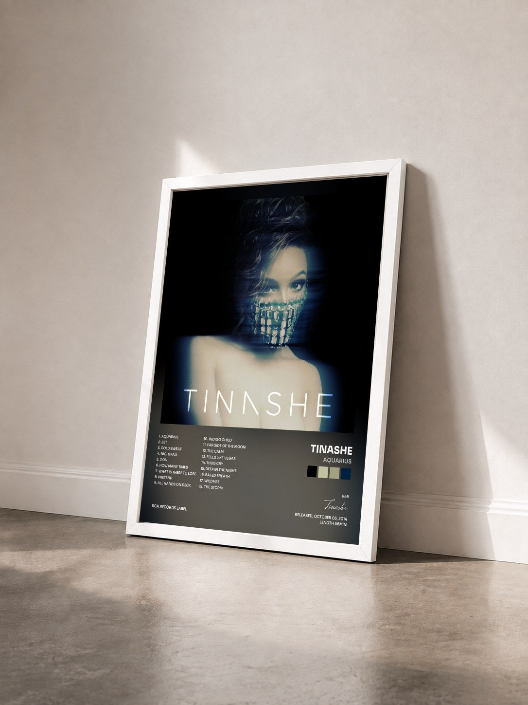 #blanc Tableau de l'album Aquarius de Tinashe vu de trois quarts, cadre blanc