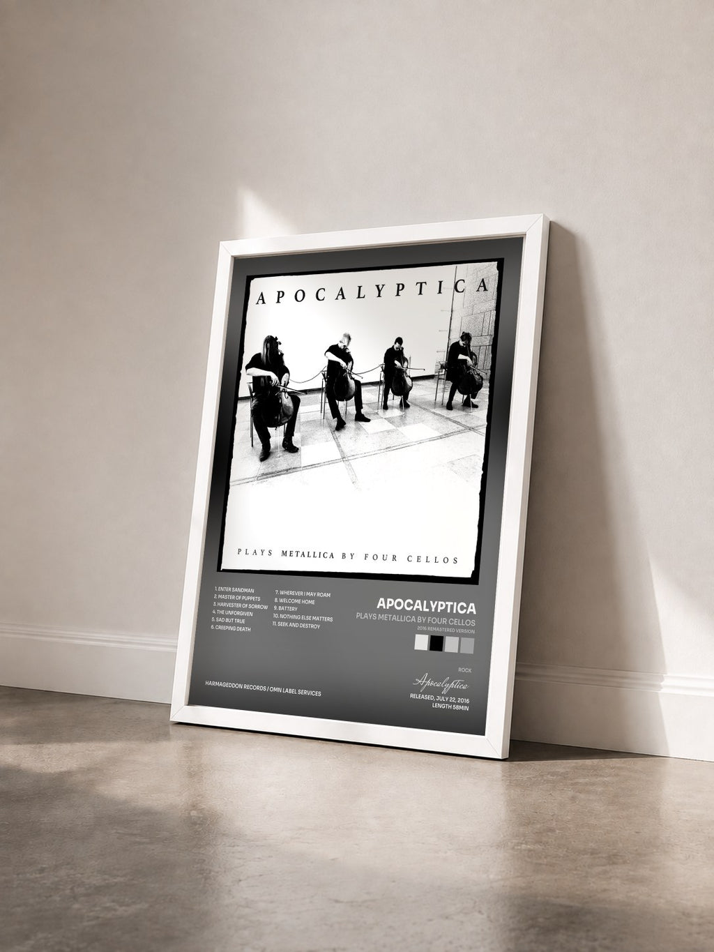 #blanc Plays Metallica by Four Cellos (2016 Remastered Version) di Apocalyptica in stampa incorniciata vista di tre quarti, cornice bianca