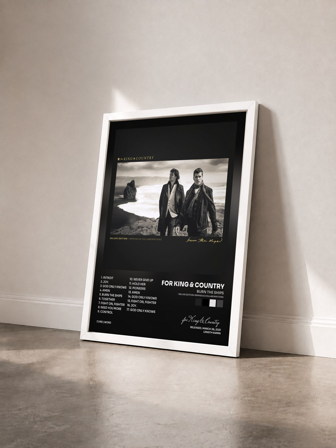 #blanc Tableau de l'album Burn The Ships (Deluxe Edition: Remixes & Collaborations) de for King & Country vu de trois quarts, cadre blanc
