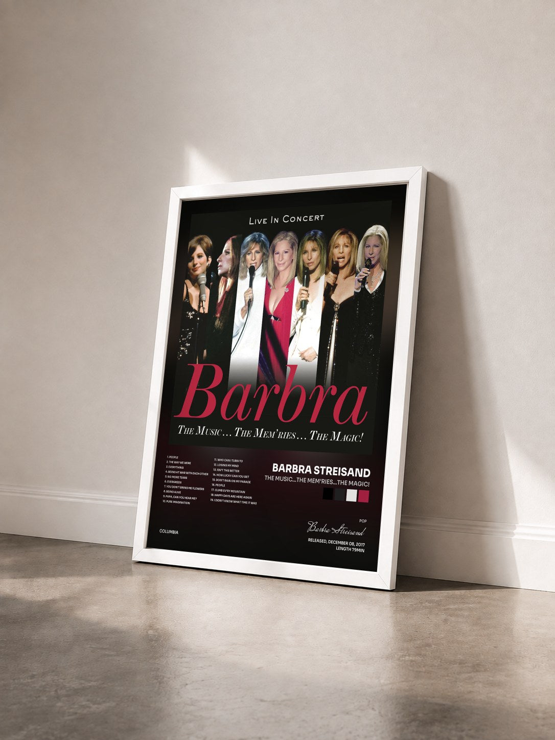 #blanc The Music...The Mem'ries...The Magic! de Barbra Streisand en lámina enmarcada vista de tres cuartos, marco blanco