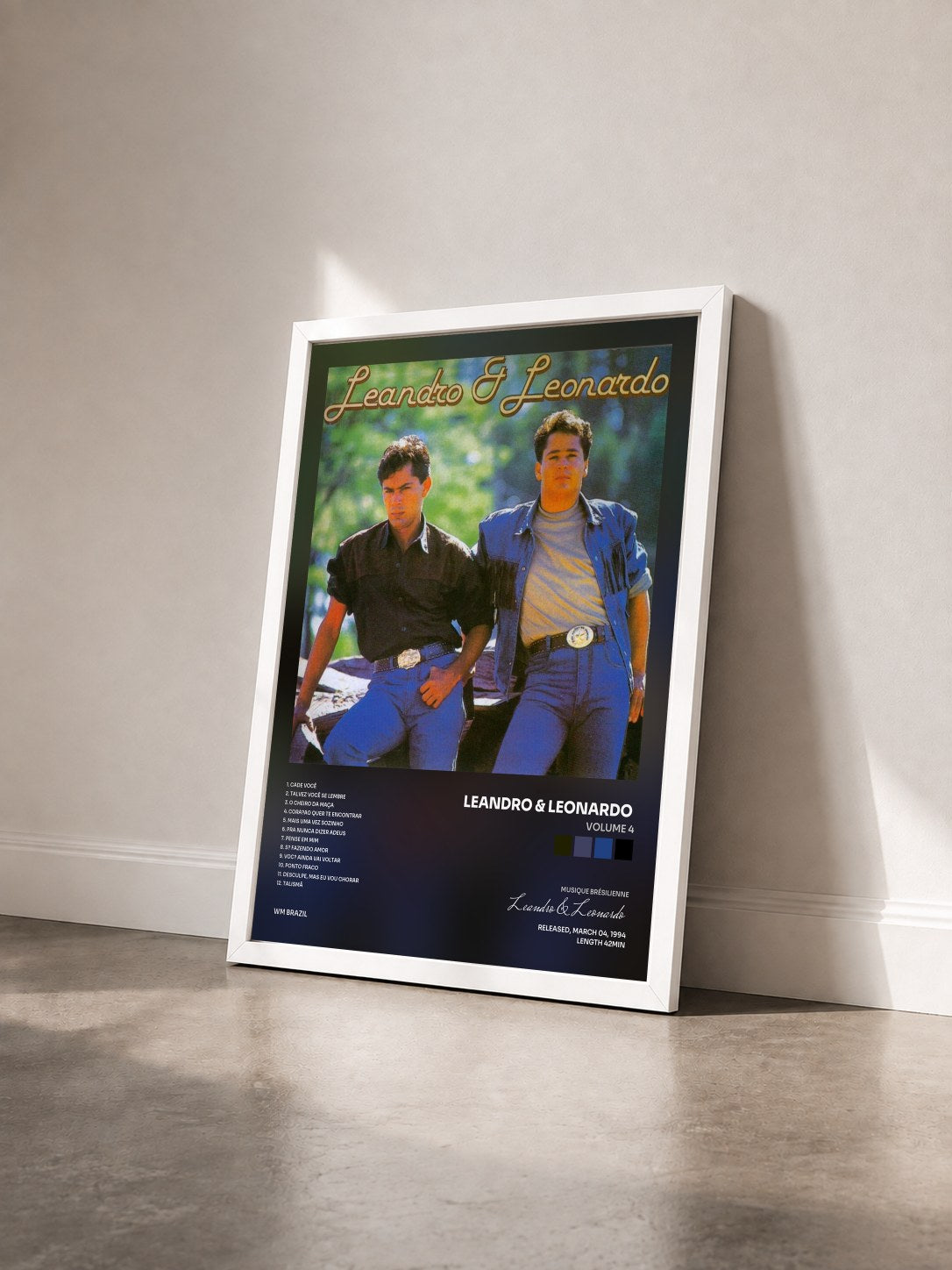 #blanc Tableau de l'album Volume 4 de Leandro & Leonardo  vu de trois quarts, cadre blanc