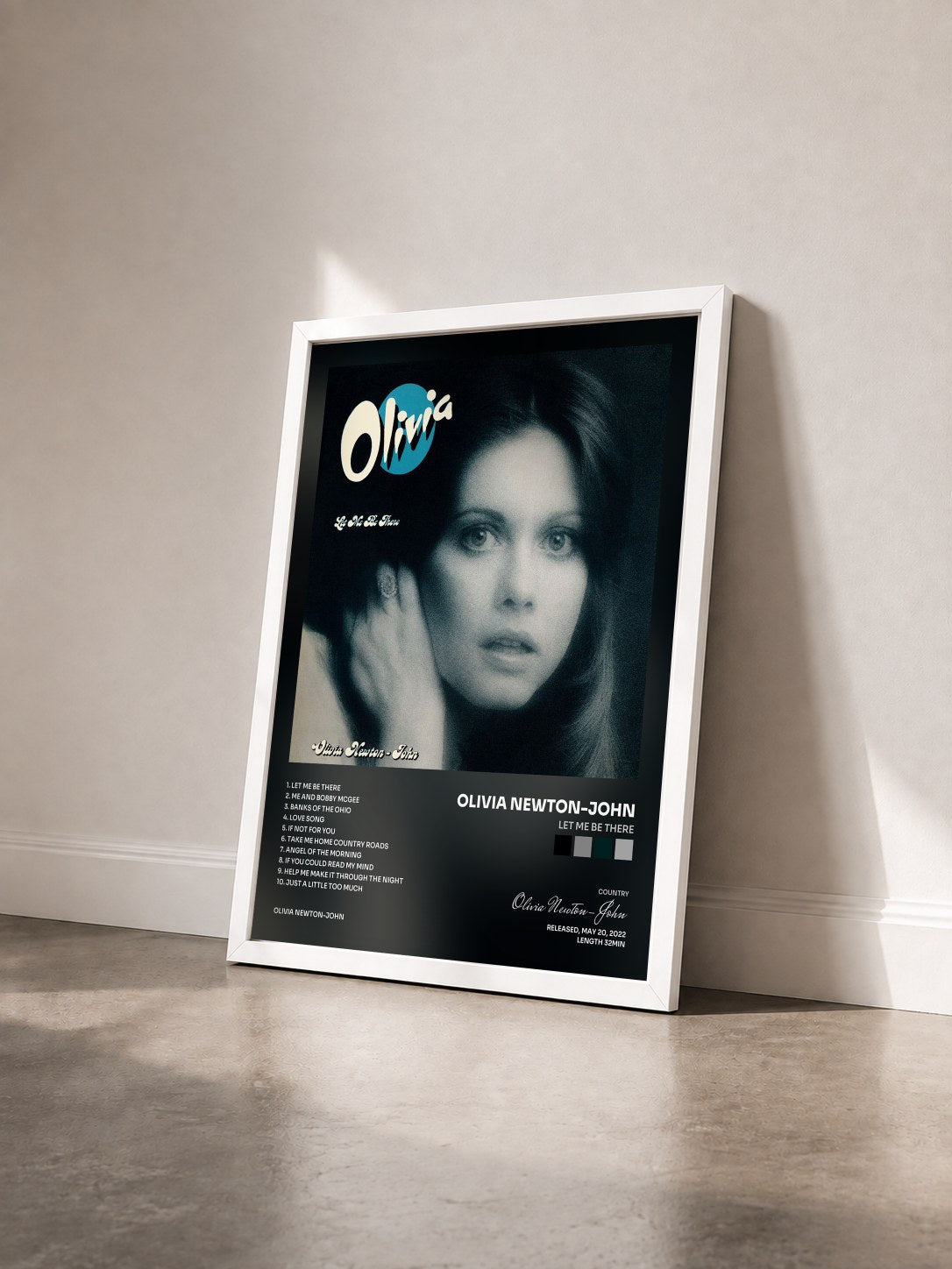 #blanc Tableau de l'album Let Me Be There de Olivia Newton-John vu de trois quarts, cadre blanc