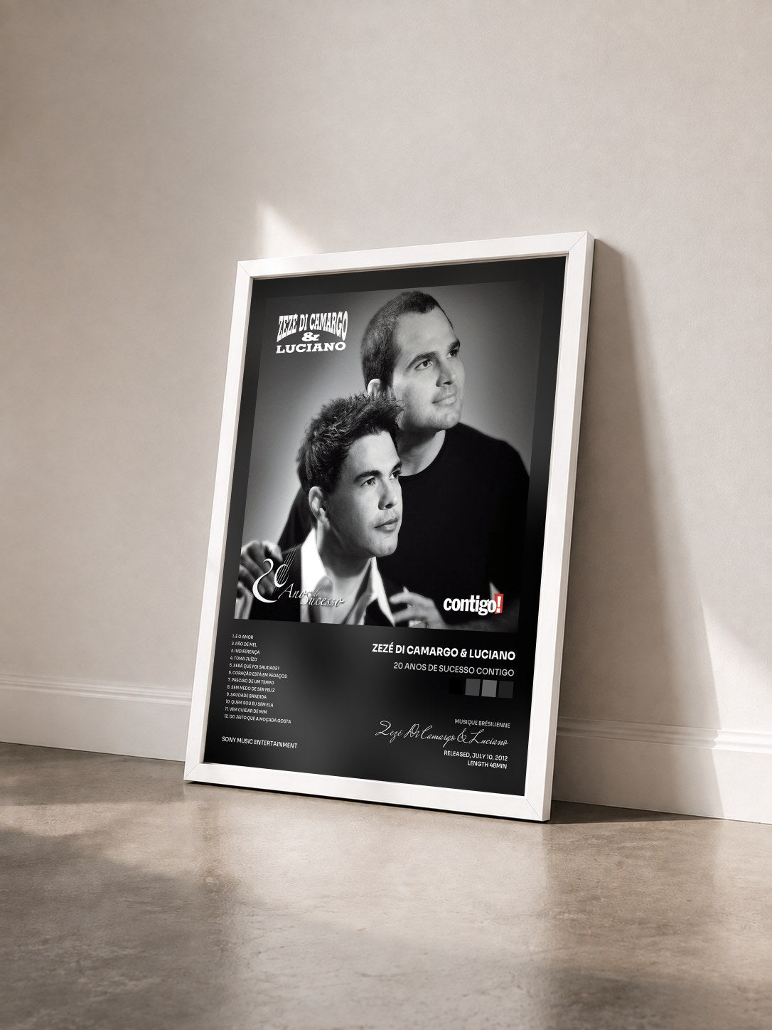 #blanc Tableau de l'album 20 Anos de Sucesso Contigo de Zezé Di Camargo & Luciano vu de trois quarts, cadre blanc