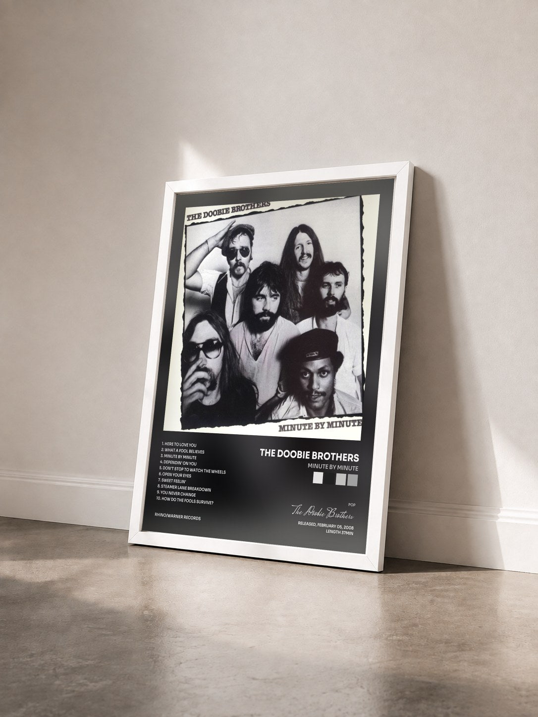 #blanc Tableau de l'album Minute by Minute de The Doobie Brothers vu de trois quarts, cadre blanc
