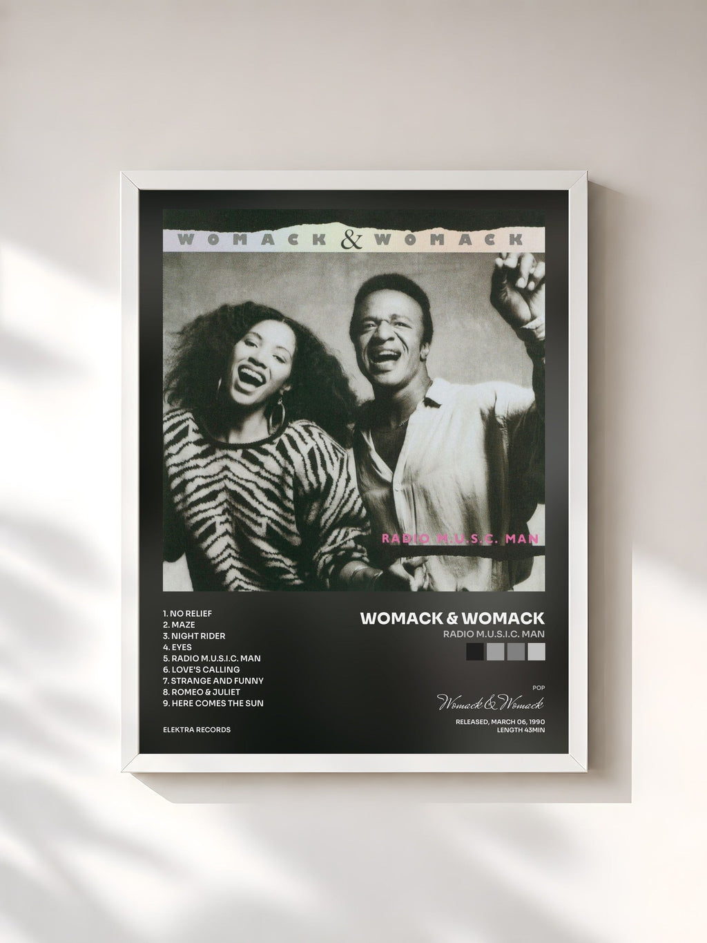 #blanc Radio M.U.S.I.C. Man di Womack & Womack in stampa incorniciata, cornice bianca, stampata e incorniciata in Francia