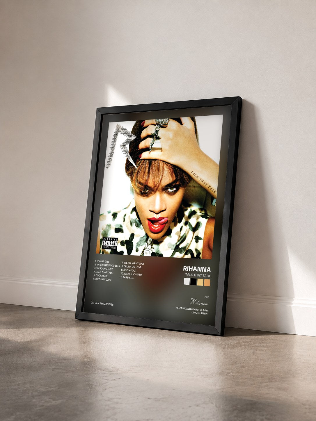 #noir Tableau de l'album Talk That Talk de Rihanna vu de trois quarts, cadre noir