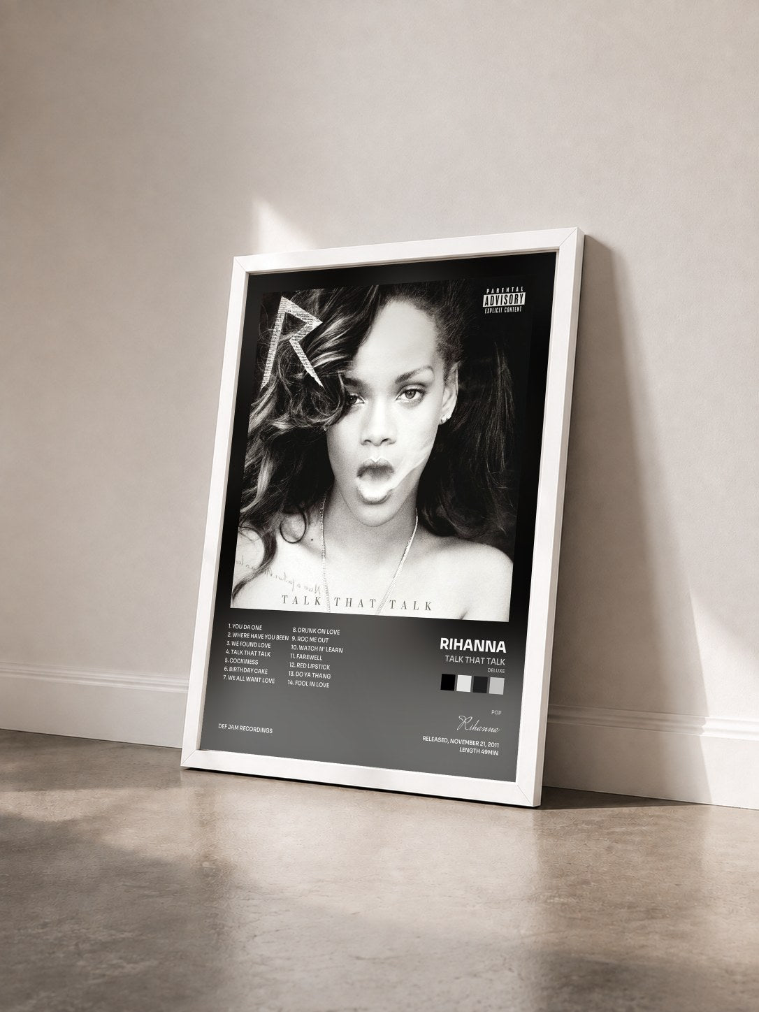 #blanc Talk That Talk (Deluxe) di Rihanna in stampa incorniciata vista di tre quarti, cornice bianca