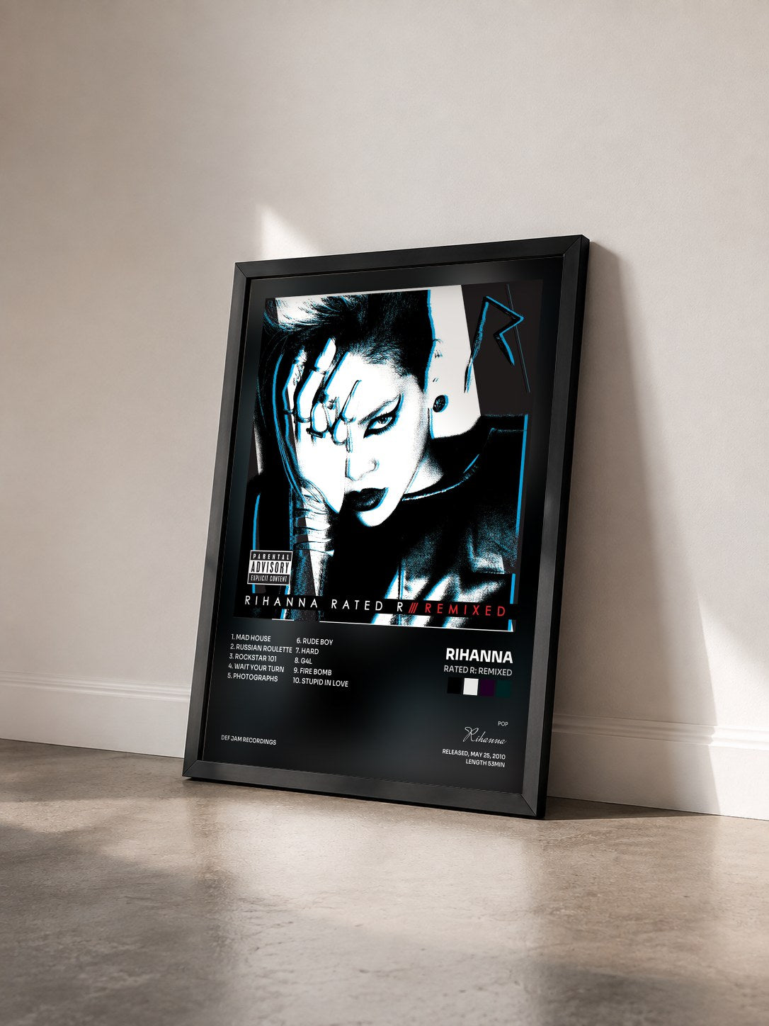 #noir Tableau de l'album Rated R: Remixed de Rihanna vu de trois quarts, cadre noir