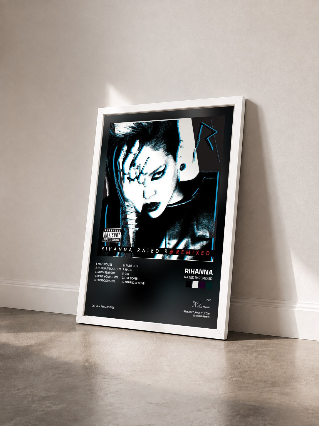 #blanc Tableau de l'album Rated R: Remixed de Rihanna vu de trois quarts, cadre blanc