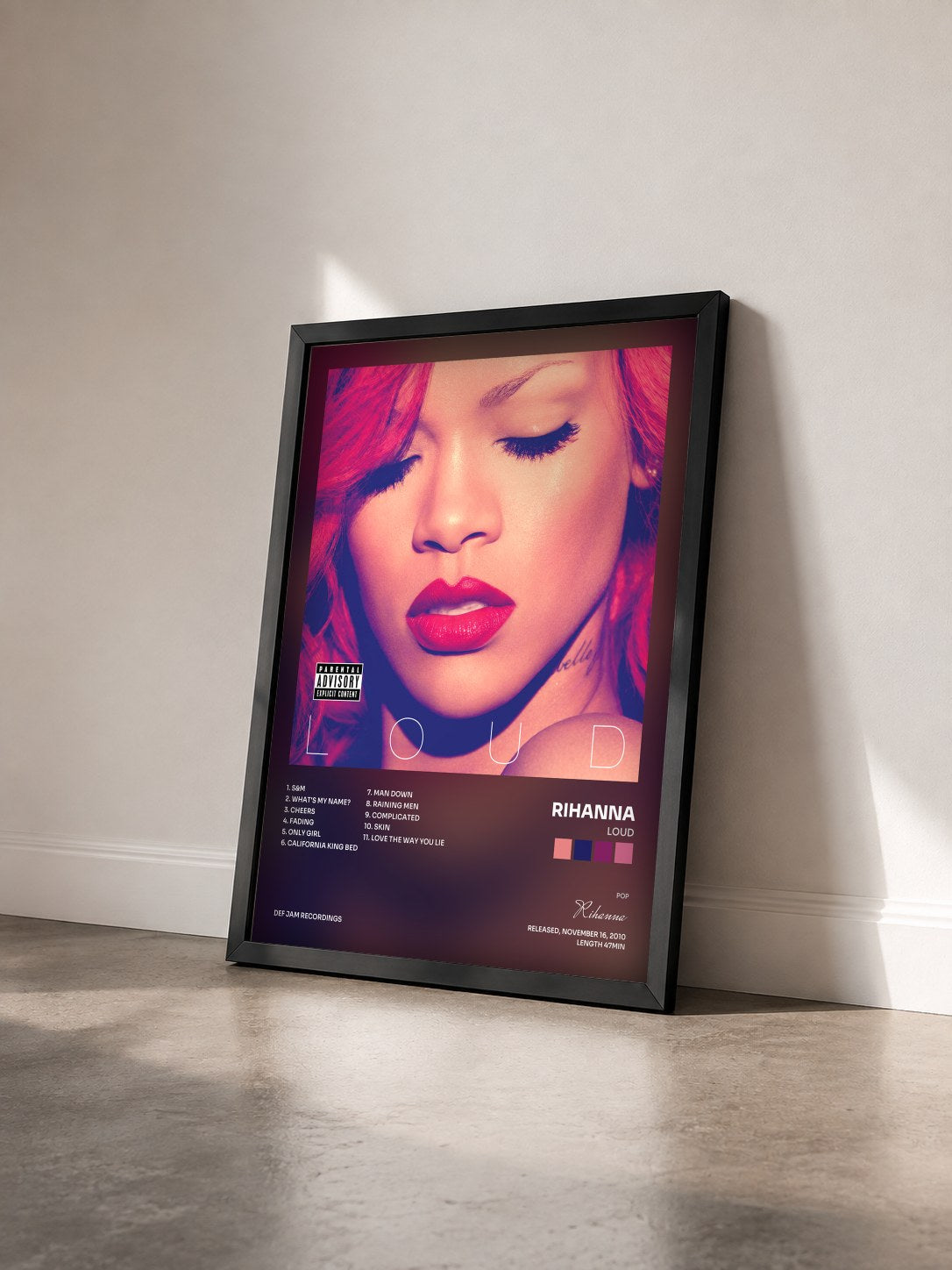 #noir Loud di Rihanna in stampa incorniciata vista di tre quarti, cornice nera