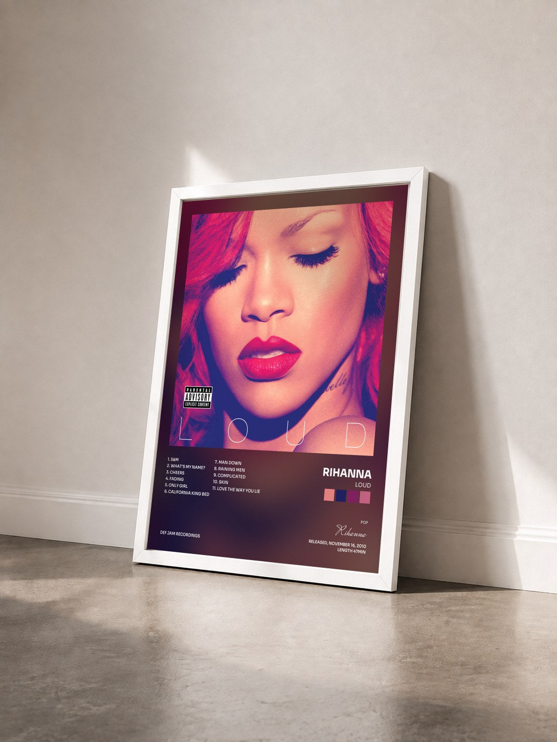 #blanc Loud di Rihanna in stampa incorniciata vista di tre quarti, cornice bianca