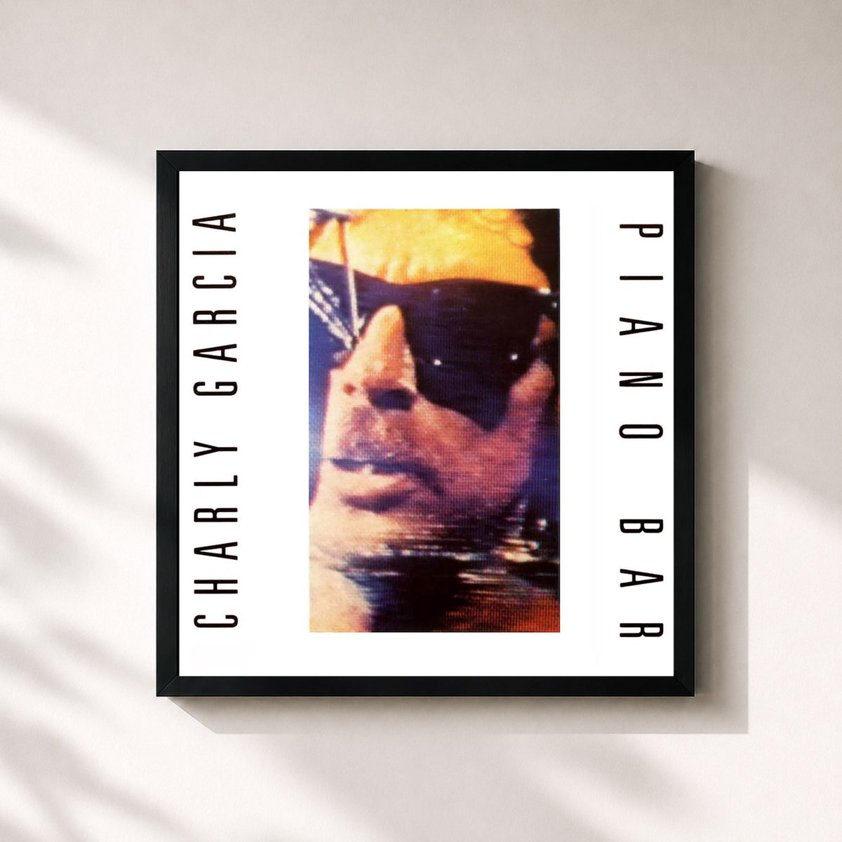 #noir Tableau carré de l'album Piano Bar de Charly García, cadre noir 32x32 cm