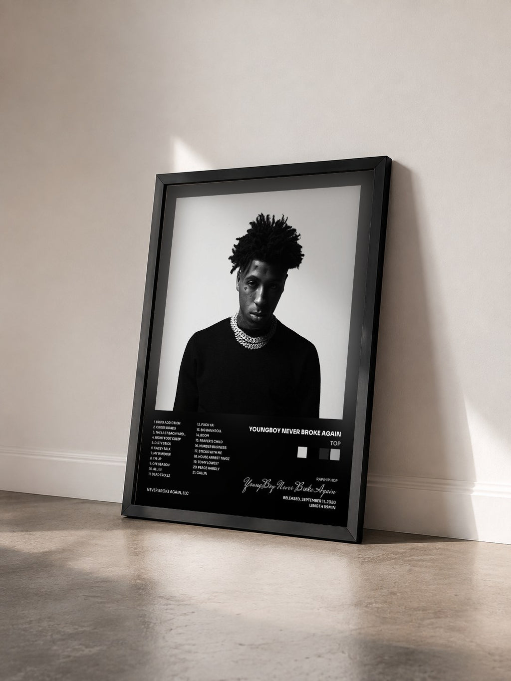 #noir Top di YoungBoy Never Broke Again in stampa incorniciata vista di tre quarti, cornice nera