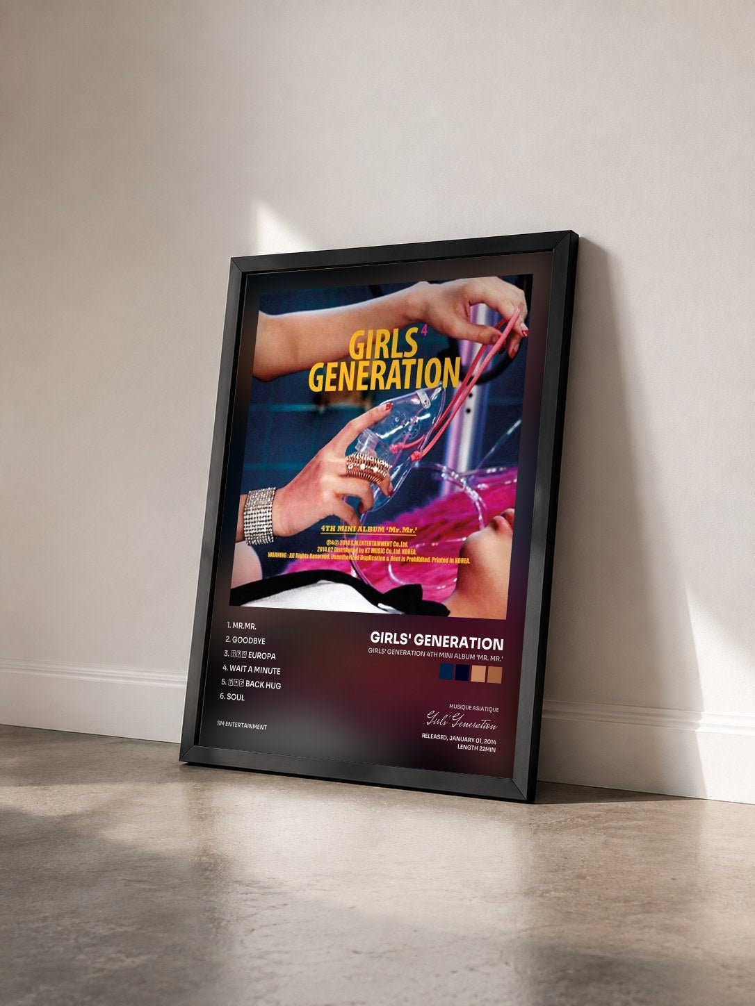 #noir Tableau de l'album Girls' Generation 4th Mini Album 'Mr. Mr.' de Girls' Generation vu de trois quarts, cadre noir