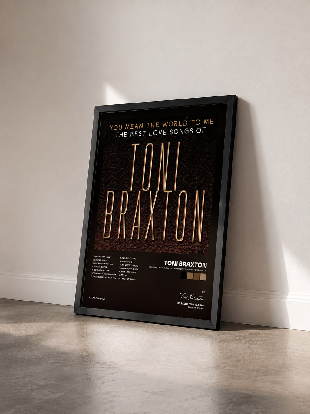 #noir You Mean the World to Me: The Best Love Songs of Toni Braxton von Toni Braxton als gerahmter Kunstdruck von schräg gesehen, schwarzer Rahmen