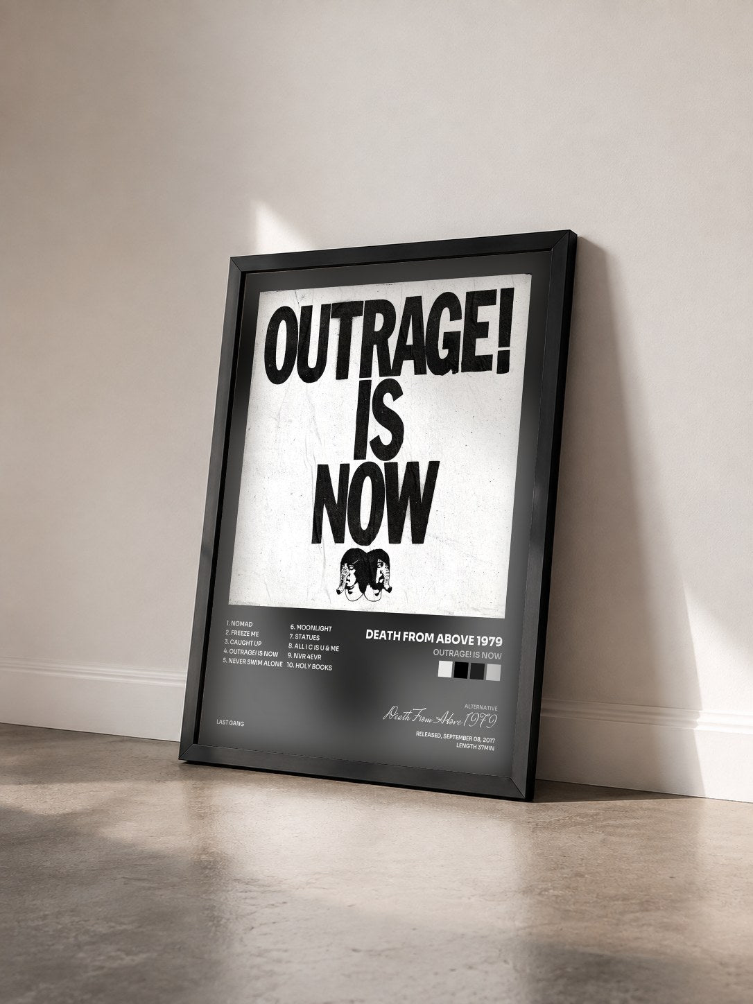 #noir Tableau de l'album Outrage! Is Now de Death From Above 1979 vu de trois quarts, cadre noir