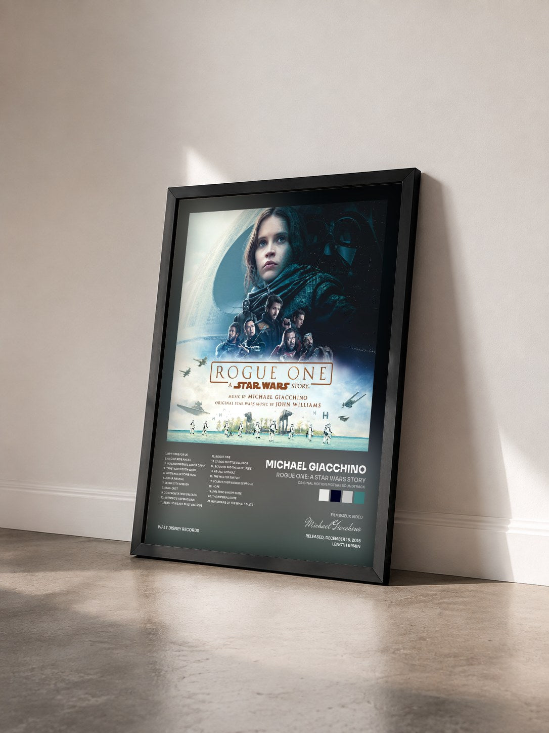 #noir Tableau de l'album Rogue One: A Star Wars Story (Original Motion Picture Soundtrack) de Michael Giacchino vu de trois quarts, cadre noir