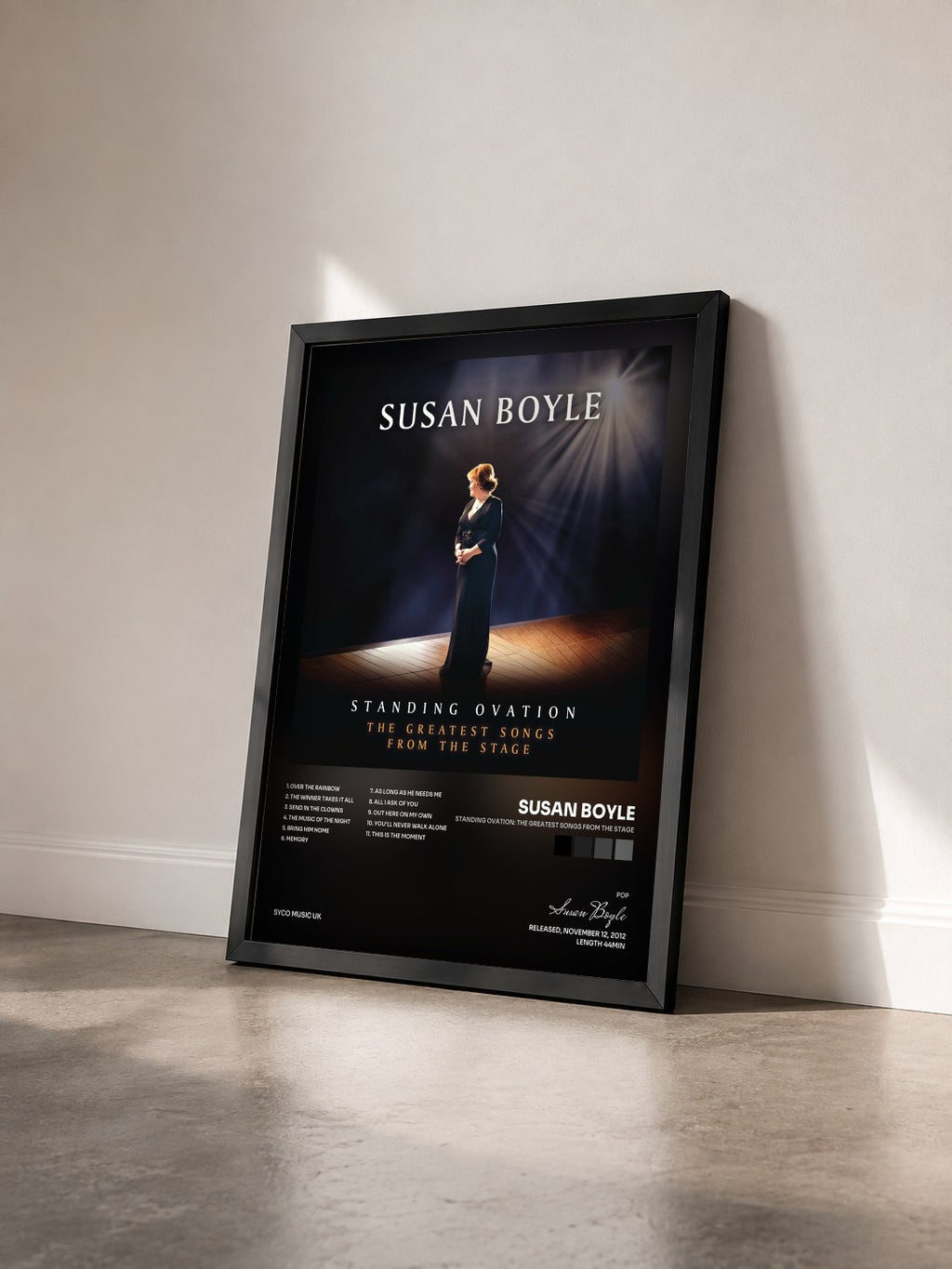 #noir Tableau de l'album Standing Ovation: The Greatest Songs from the Stage de Susan Boyle vu de trois quarts, cadre noir
