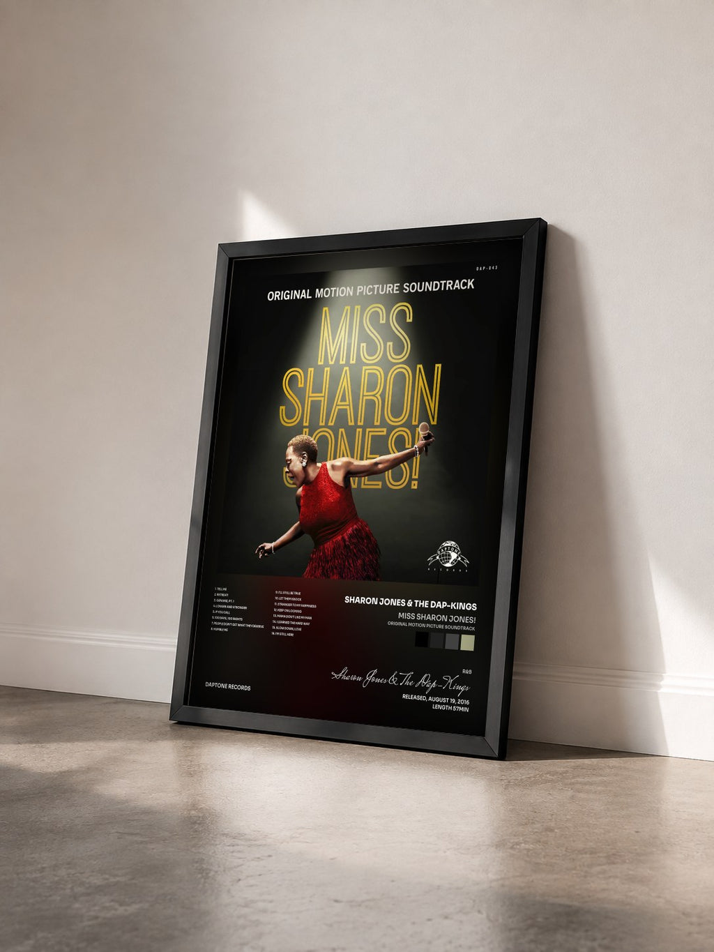 #noir Miss Sharon Jones! (Original Motion Picture Soundtrack) von Sharon Jones & The Dap-Kings als gerahmter Kunstdruck von schräg gesehen, schwarzer Rahmen