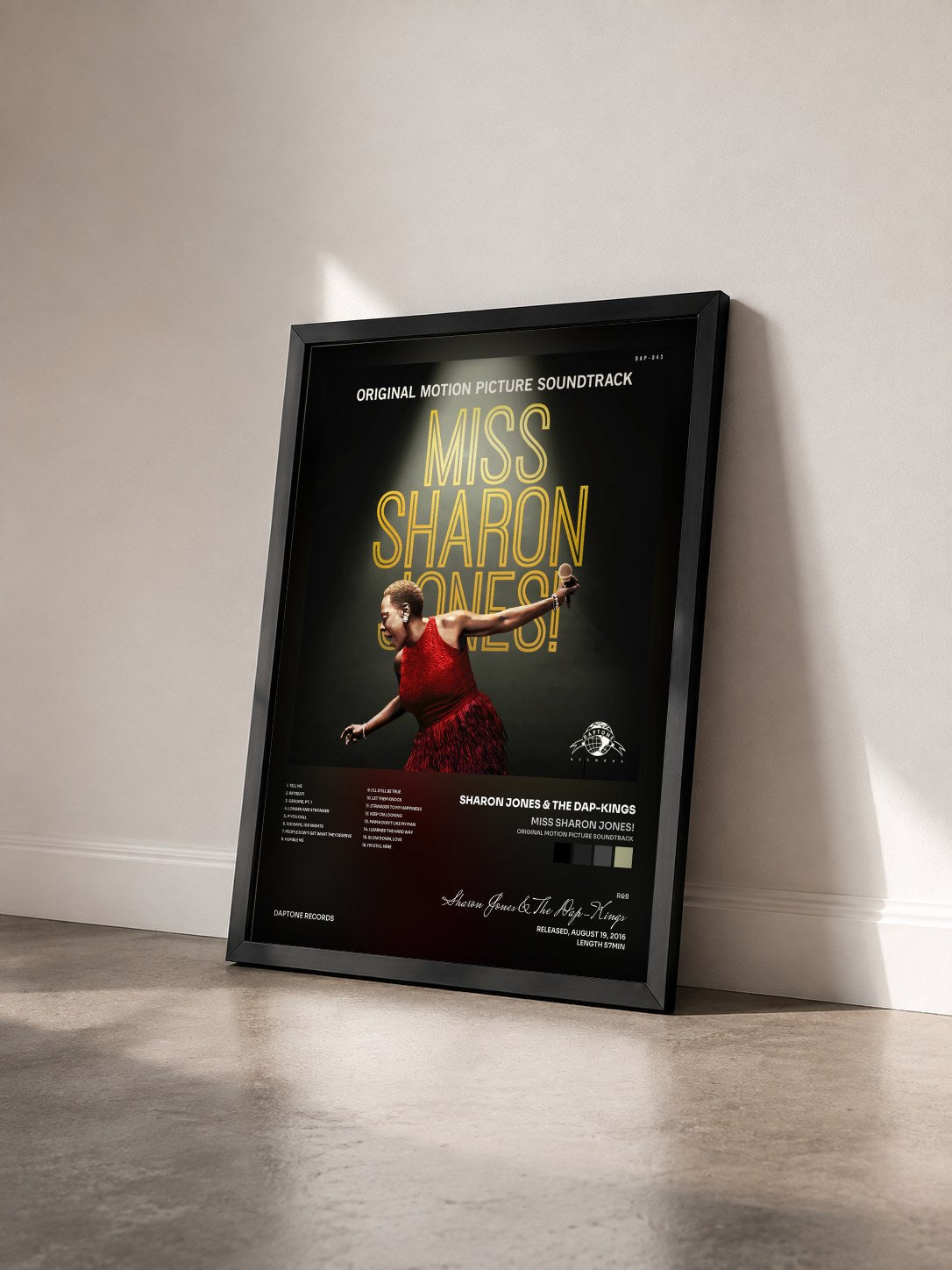 #noir Tableau de l'album Miss Sharon Jones! (Original Motion Picture Soundtrack) de Sharon Jones & The Dap-Kings vu de trois quarts, cadre noir