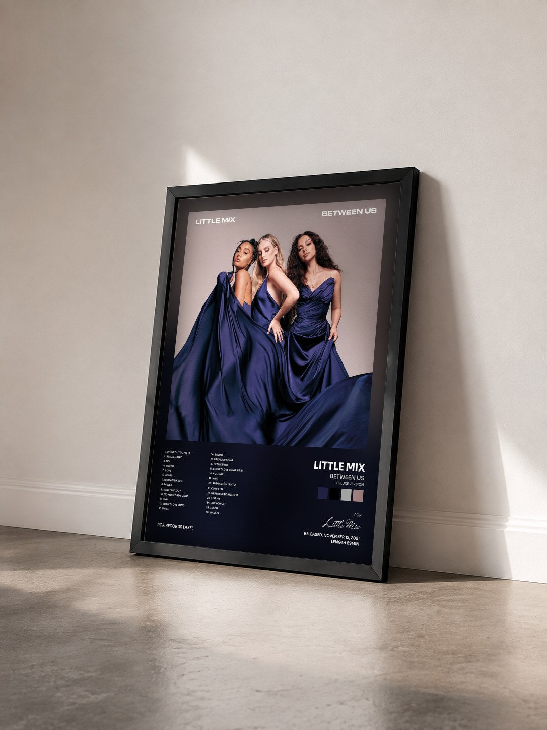 #noir Tableau de l'album Between Us (Deluxe Version) de Little Mix vu de trois quarts, cadre noir