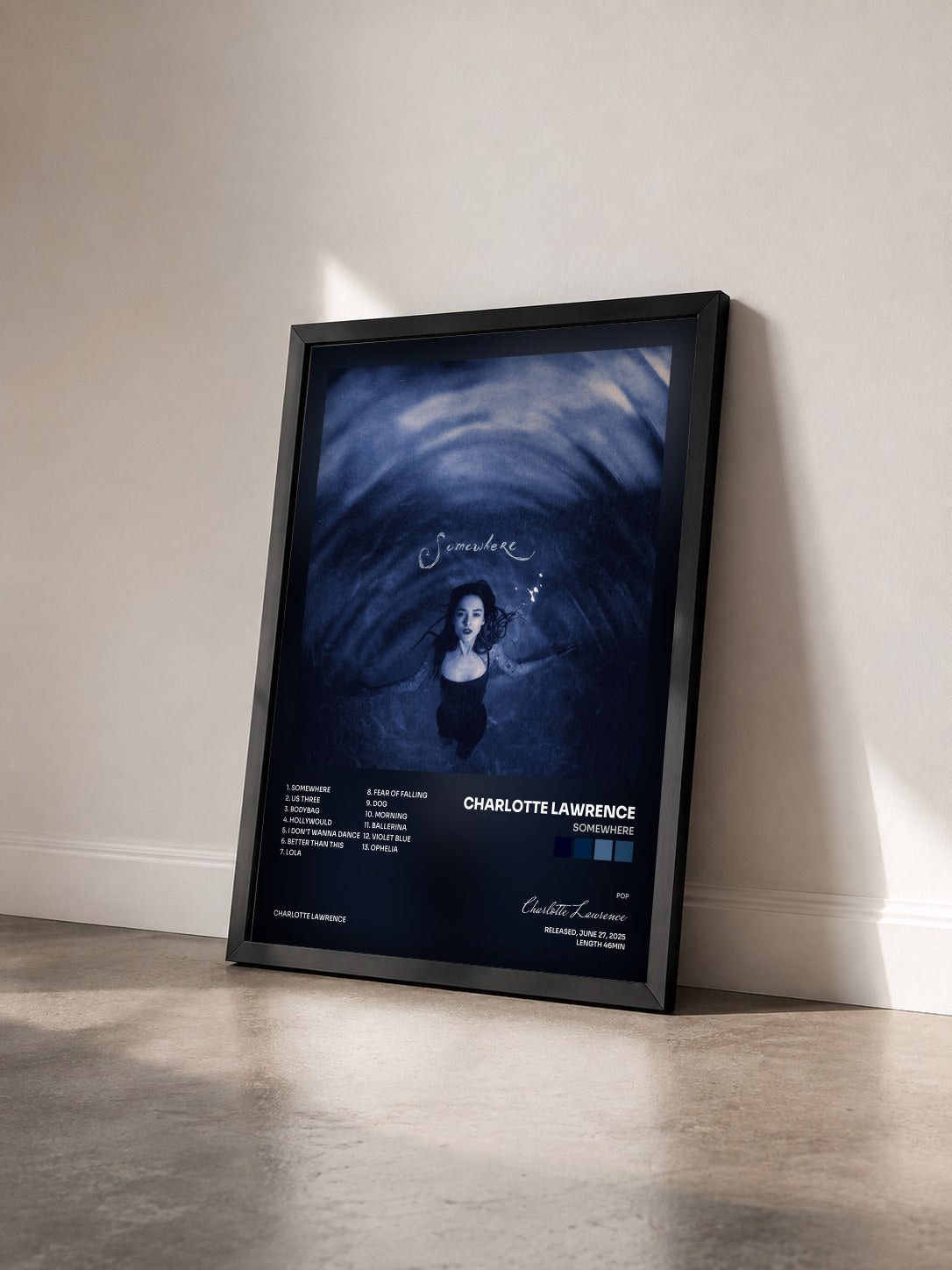 #noir Tableau de l'album Somewhere de Charlotte Lawrence vu de trois quarts, cadre noir