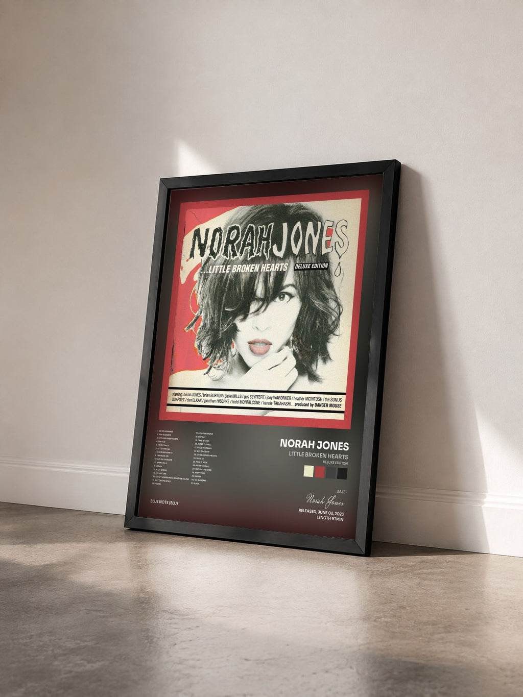 #noir Tableau de l'album Little Broken Hearts (Deluxe Edition) de Norah Jones vu de trois quarts, cadre noir