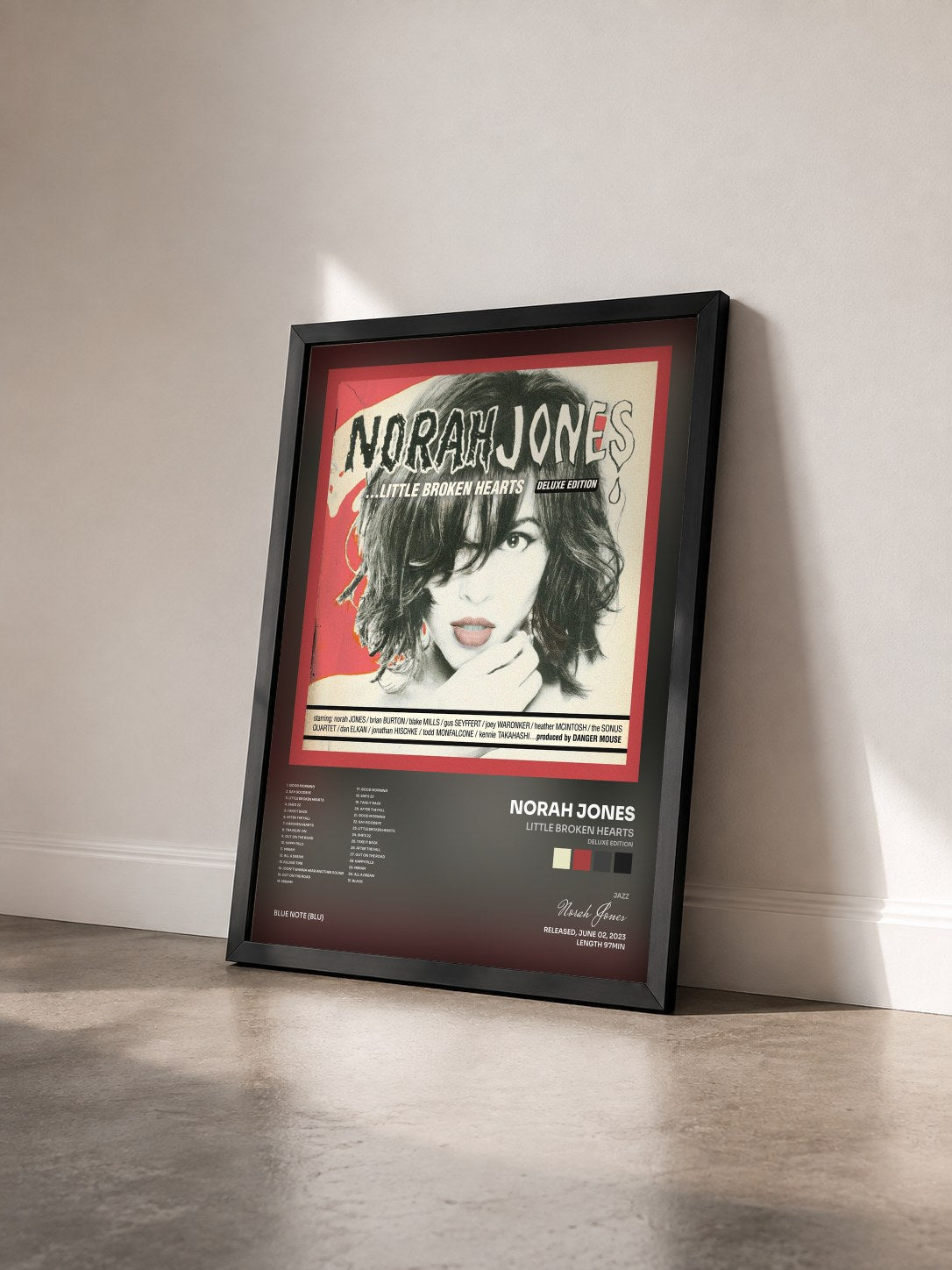 #noir Tableau de l'album Little Broken Hearts (Deluxe Edition) de Norah Jones vu de trois quarts, cadre noir