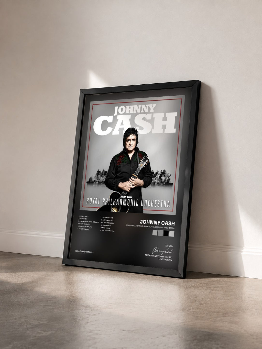 #noir Johnny Cash and The Royal Philharmonic Orchestra von Johnny Cash als gerahmter Kunstdruck von schräg gesehen, schwarzer Rahmen