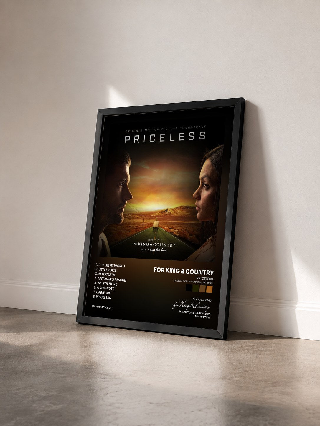 #noir Tableau de l'album Priceless (Original Motion Picture Soundtrack) de for King & Country vu de trois quarts, cadre noir