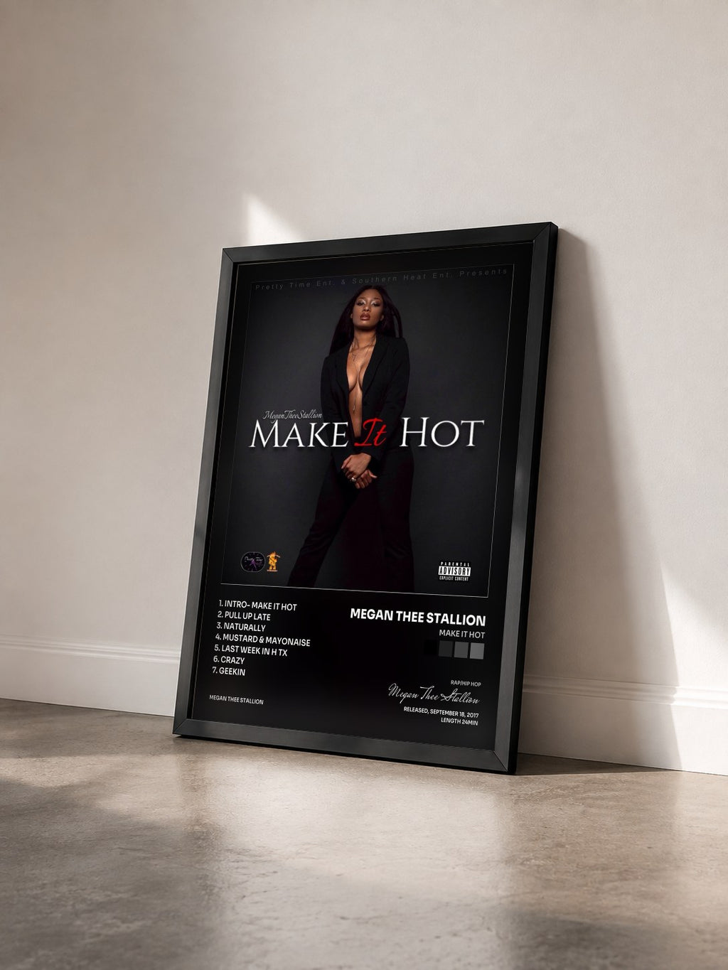 #noir Tableau de l'album Make It Hot de Megan Thee Stallion vu de trois quarts, cadre noir