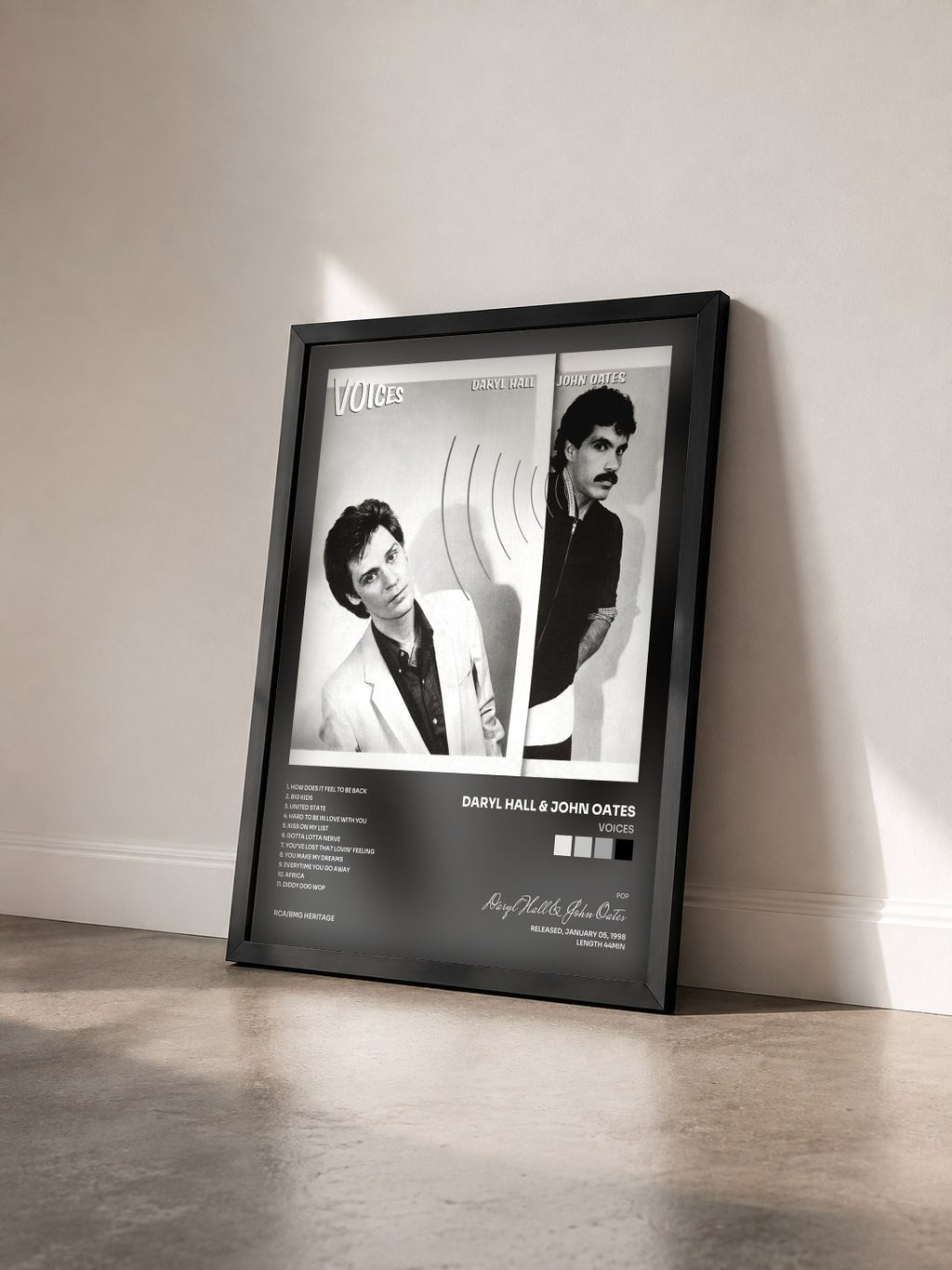 #noir Tableau de l'album Voices de Daryl Hall & John Oates vu de trois quarts, cadre noir