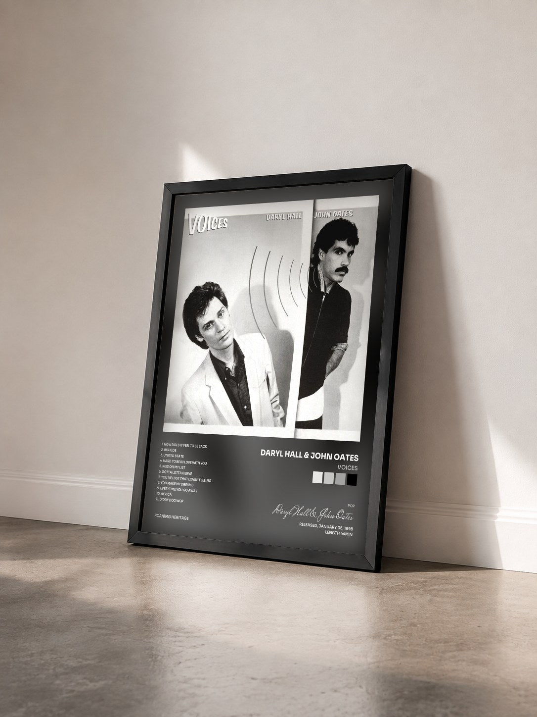 #noir Tableau de l'album Voices de Daryl Hall & John Oates vu de trois quarts, cadre noir